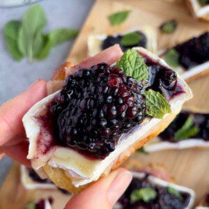 brie crostini appetizer with blackberries