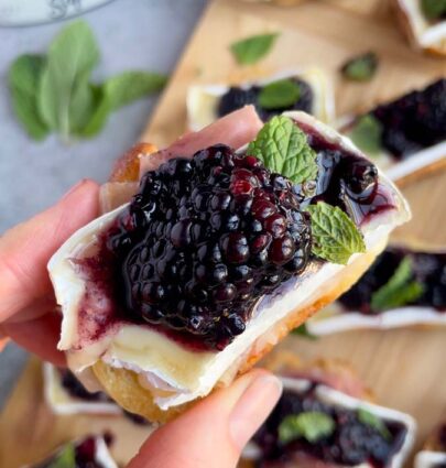 brie crostini appetizer with blackberries