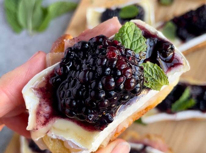 brie crostini appetizer with blackberries