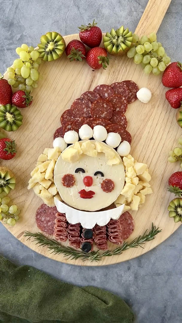 Santa Snack Charcuterie Board | Santa Cheese |Ain't Too Proud To Meg